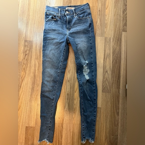 Super Skinny Levi’s - Picture 2 of 4